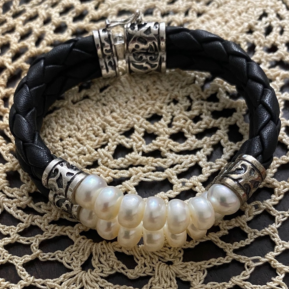 Elegant Double Strand Gen. Pearls Double Braided Gen. Black Leather Bracelet
